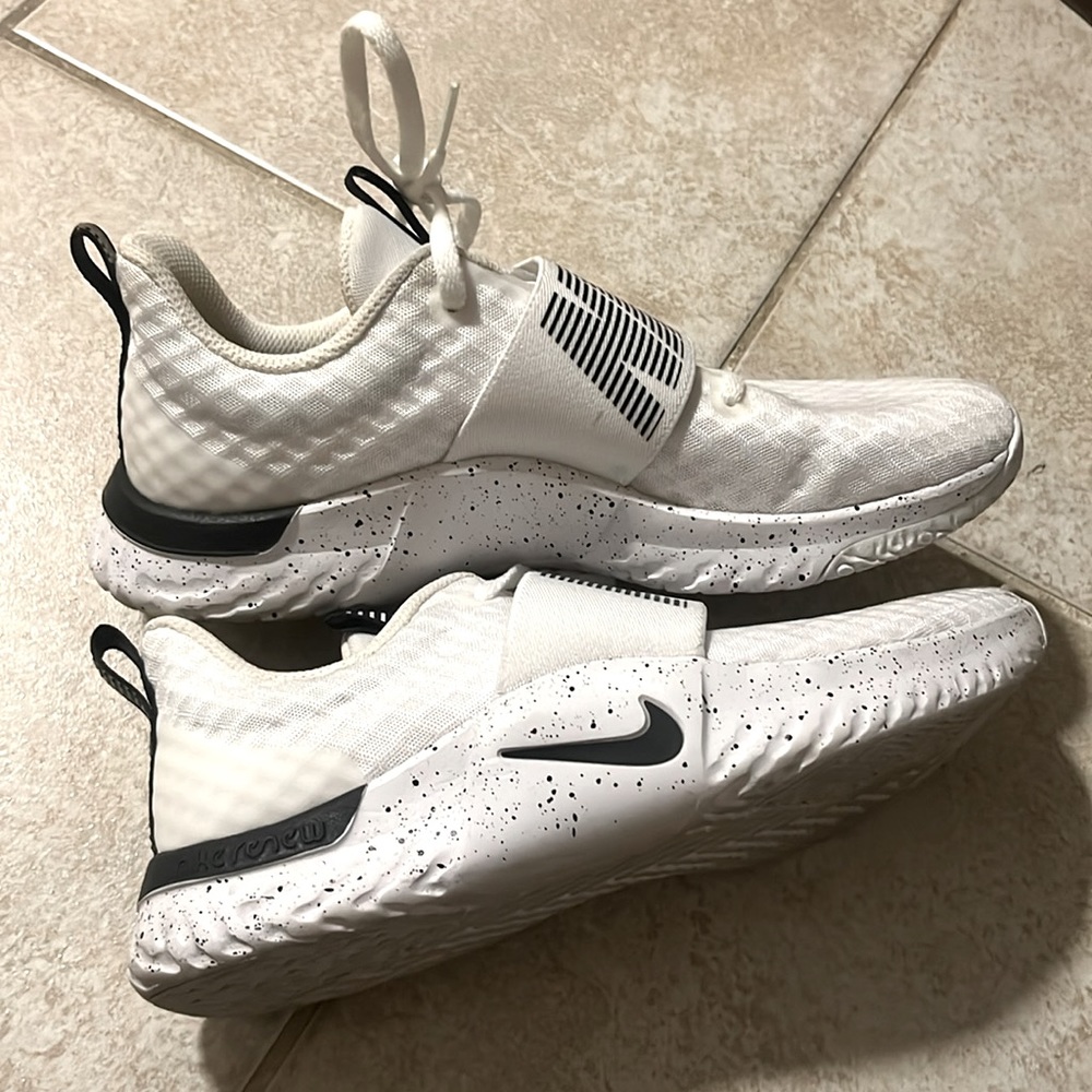 White Nike running shoes - Picture 2 of 3